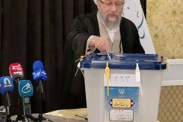 آیت الله آملی لاریجانی در انتخابات شرکت کرد