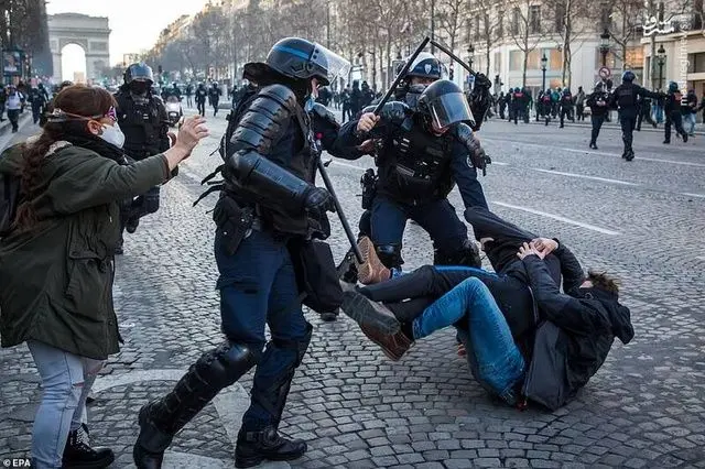5 افسر پلیس به جرم یک شهروند فرانسوی بازداشت شدند