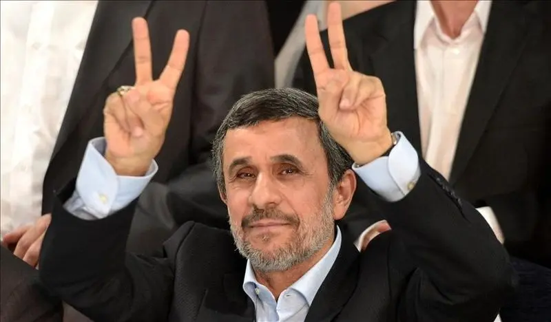 احمدی نژاد و زنان بی حجاب  در فرودگاه+ تصویر