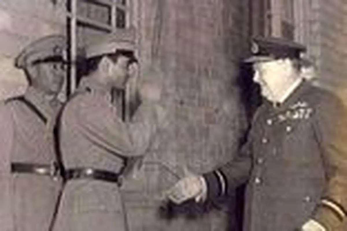  محمدرضا پهلوی در حال دست دادن با چرچیل+ عکس