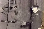  محمدرضا پهلوی در حال دست دادن با چرچیل+ عکس