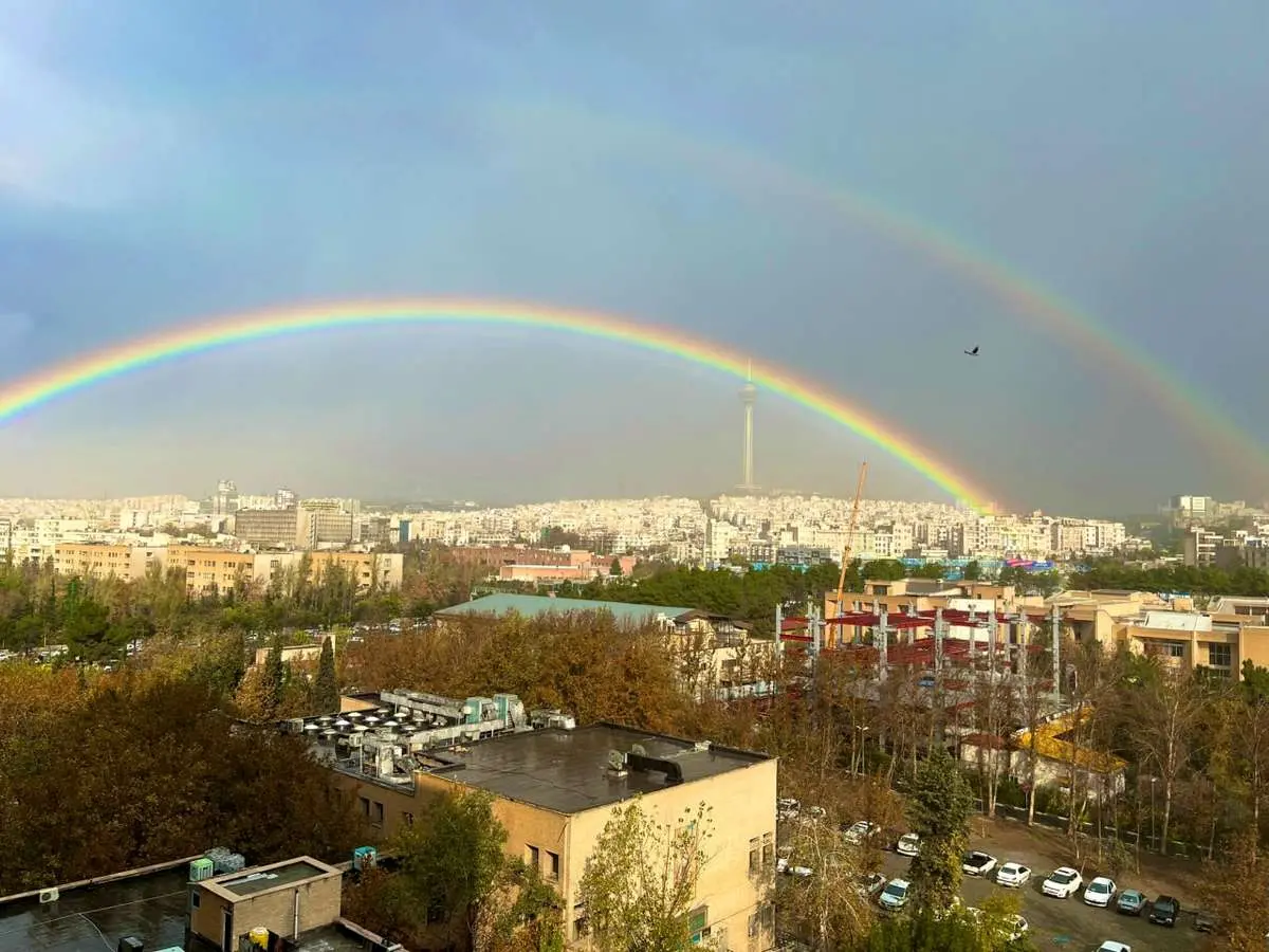 هوای تهران امروز، بارانی است و آسمانش رنگین کمانی
