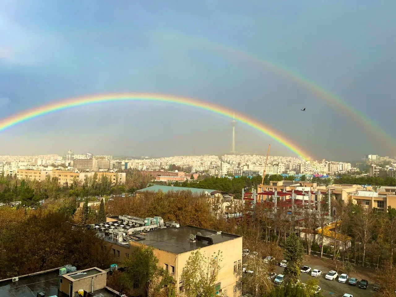 هوای تهران امروز، بارانی است و آسمانش رنگین کمانی