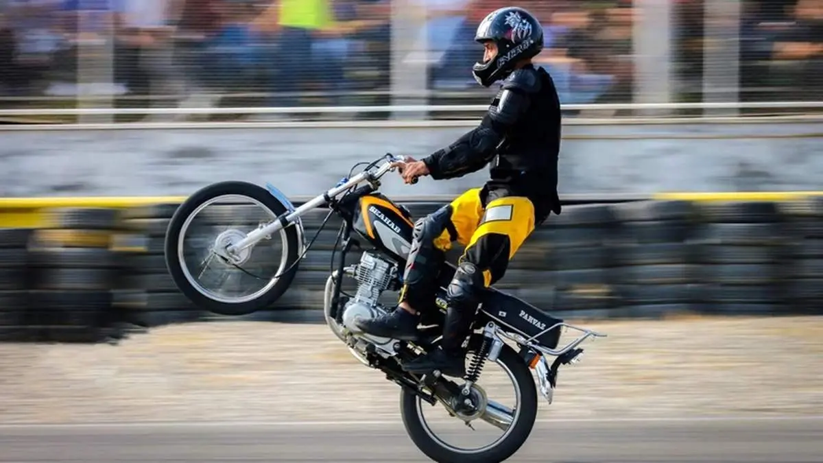 ببینید | لحظه دلخراش سقوط و آتش گرفتن موتورسوار آکروباتباز در جهرم فارس