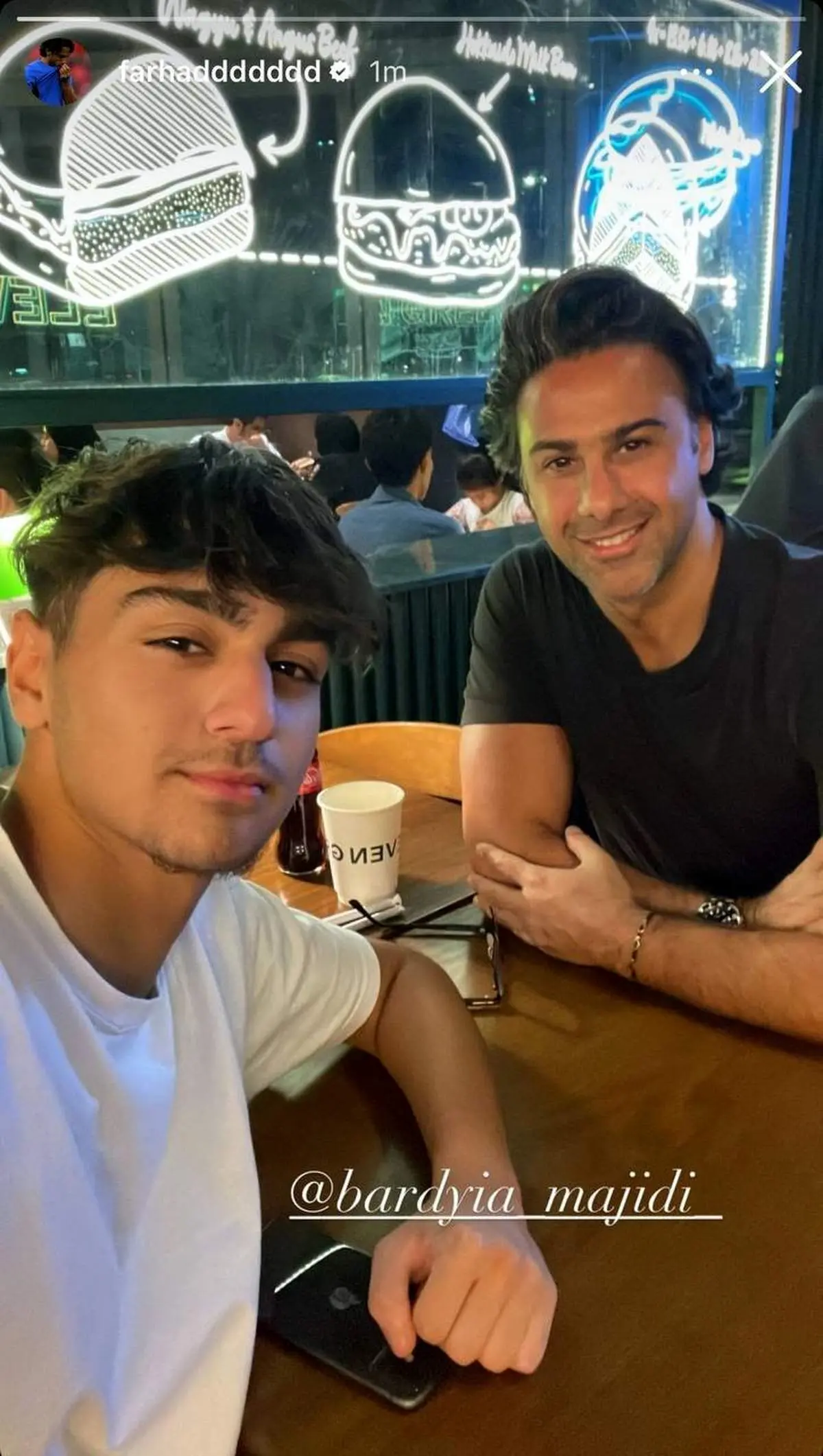 فرهاد مجیدی و پسرش در امارات/ عکس