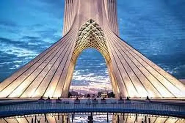 رنگ برج آزادی ناگهان قرمز شد!/عکس