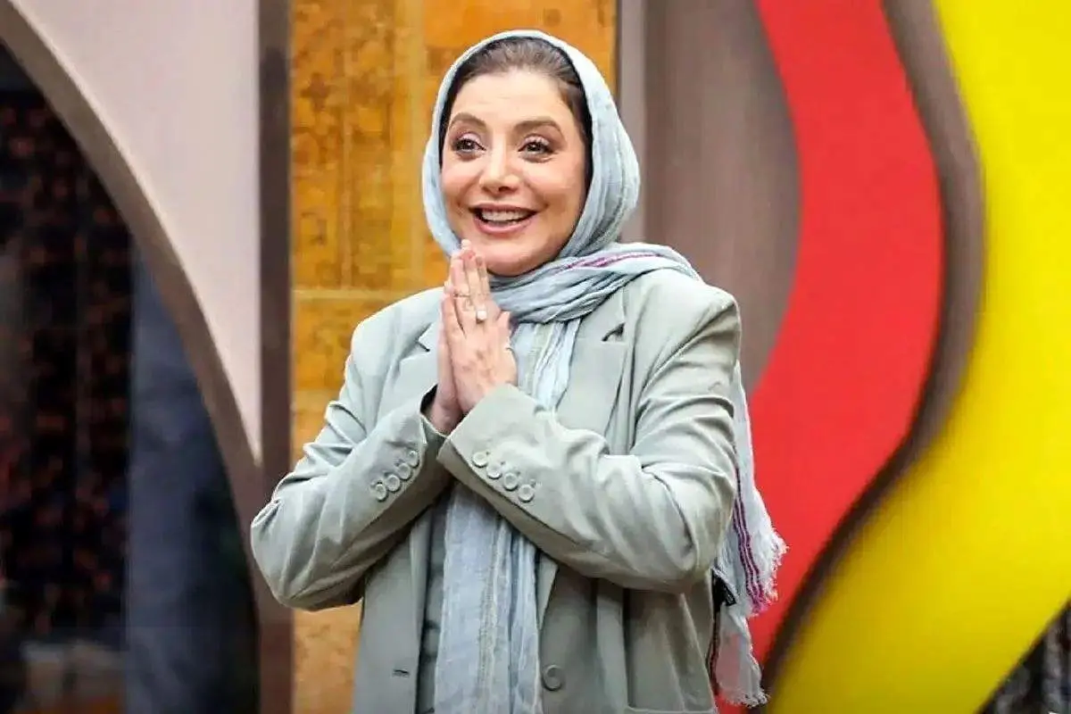 عکس نوزادی رویا میرعلمی در آغوش پدرش
