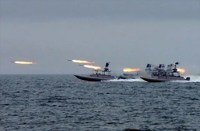  تقابل ناوگان آمریکا و انگلیس  با قایق‌های نظامی ایران در تنگه هرمز

