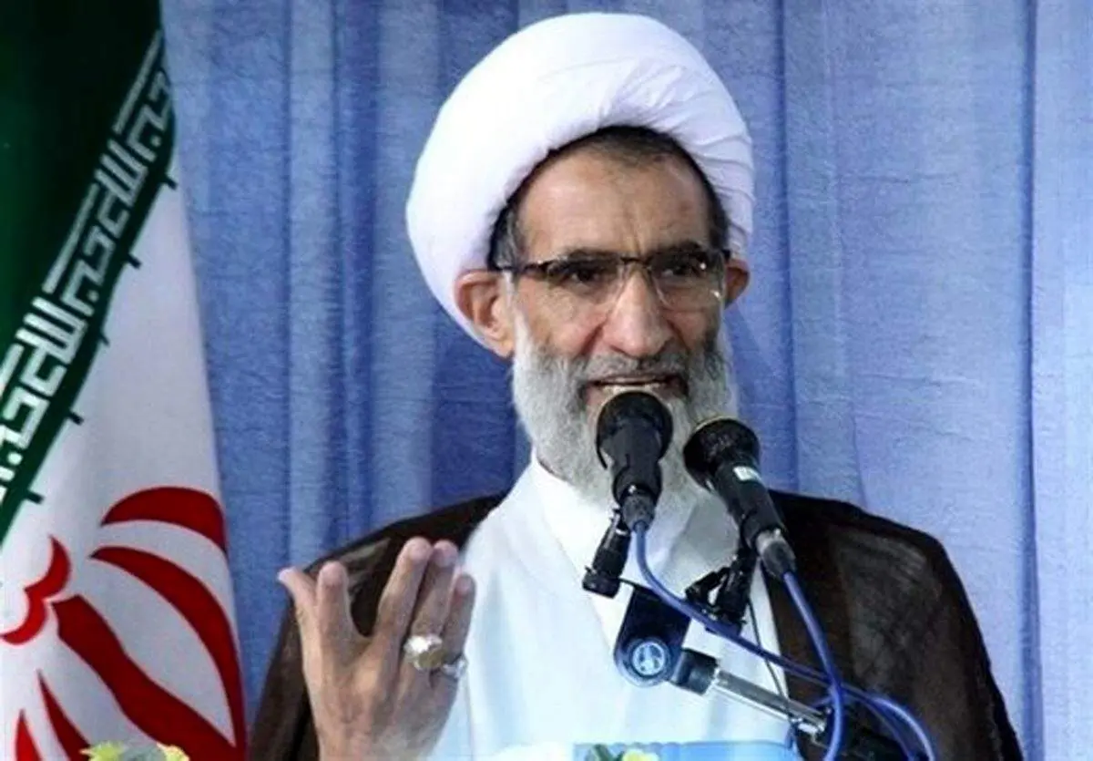 انتقاد امام جمعه از دولت در حضور رئیسی