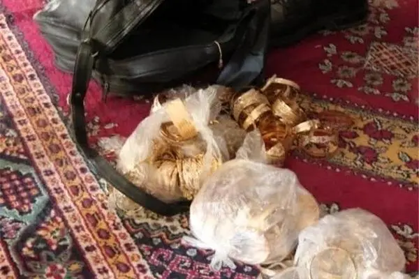 ببینید / لحظه سرقت از طلافروشی توسط زن و مرد جوان در بیرجند!