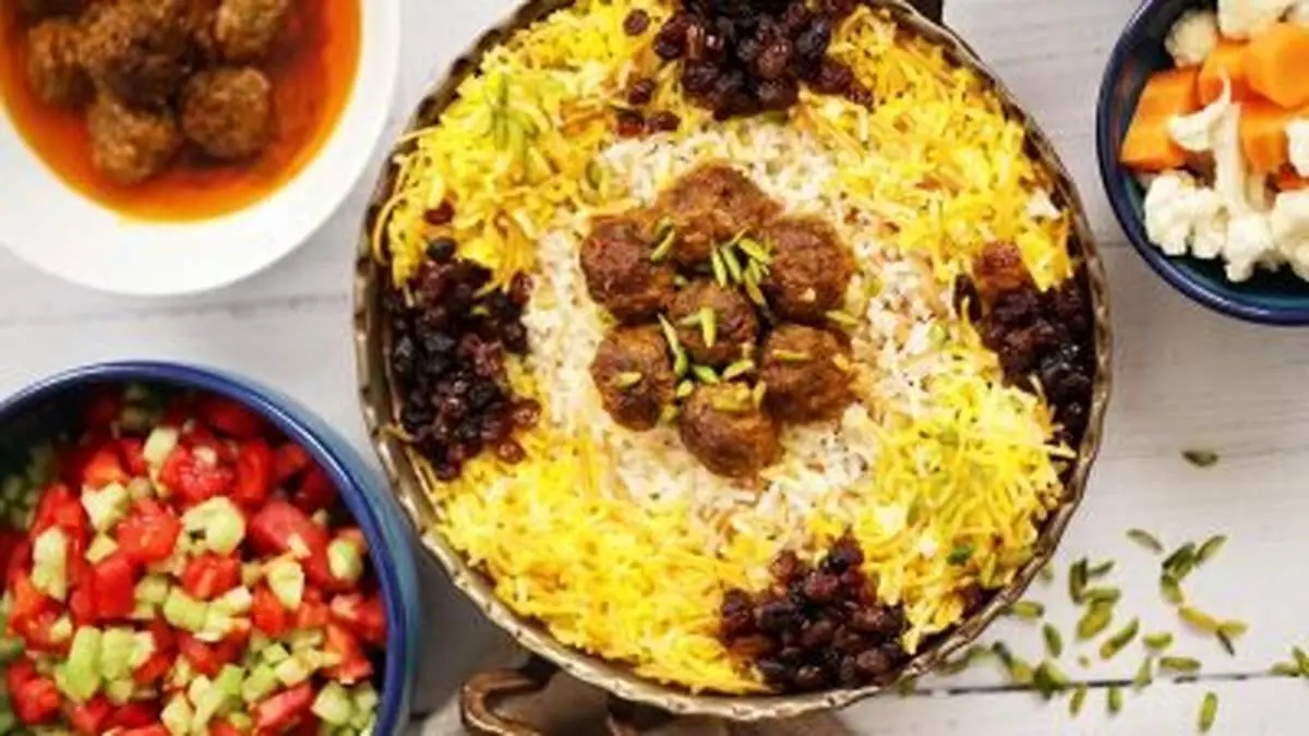 طرز تهیه کشمش پلو شیرازی / عطرِ گرمِ زعفران و شیرینی آرام‌بخش انگور خشک