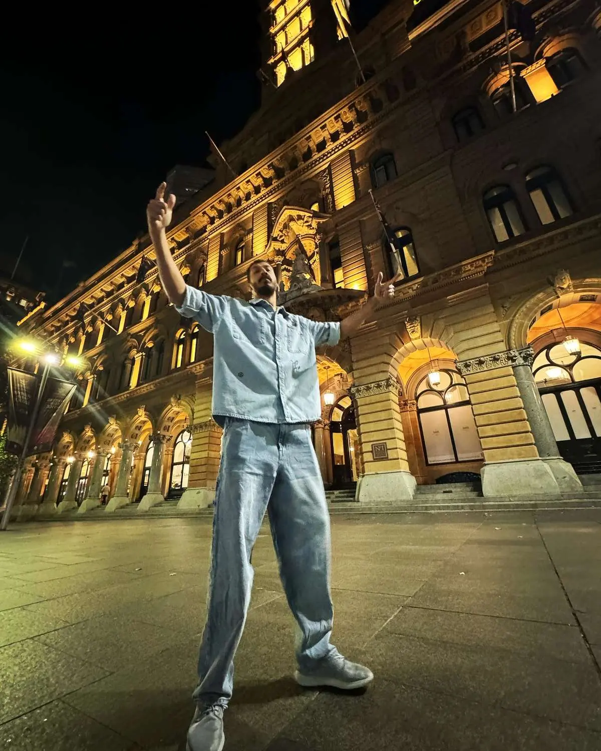 استایل جالب بازیگر پایتخت در خیابان‌های استرالیا
