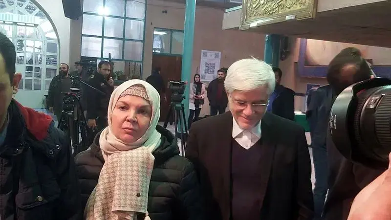 حضور عارف و همسرش در حسینیه جماران/ عکس