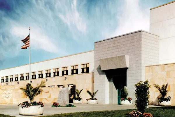 عکس/ حمله با سلاح عجیب به سفارت آمریکا 