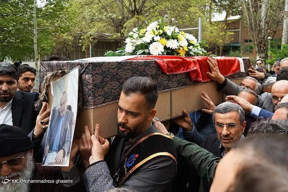 احمدی‌نژاد زیر تابوت وزیر فوت شده‌اش/ عکس