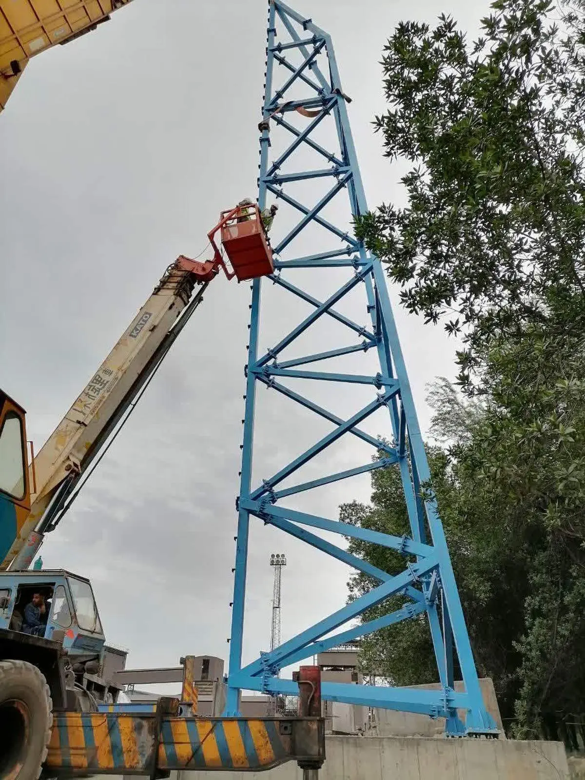  نصب اولین پایه پروژه بی نظیر دیوار توری در هفته محیط زیست در شرکت فولاد خوزستان  