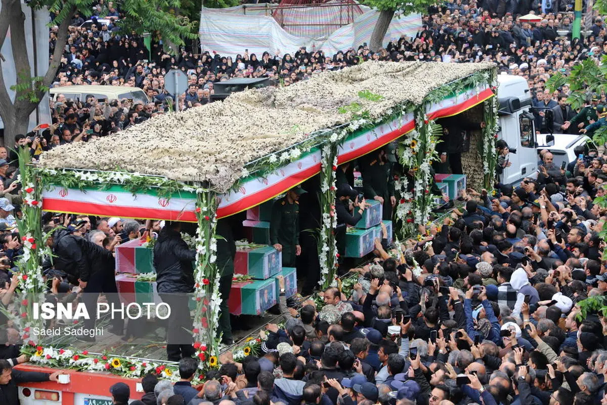 بدرقه پیکر شهدای سانحه بالگرد از سوی مردم تبریز