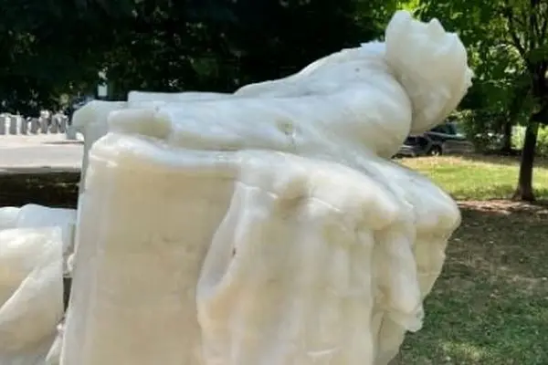 گرما، مجسمه «لینکلن» را در آمریکا ذوب کرد!
