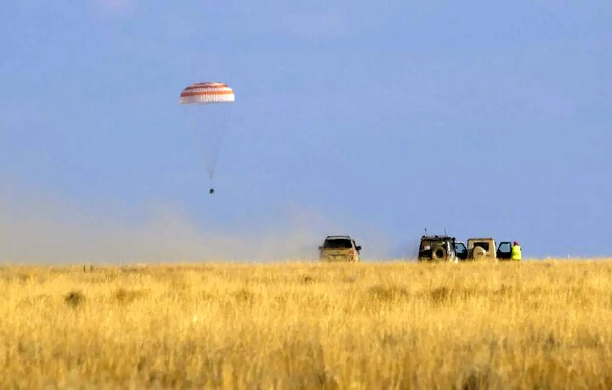 ۳ فضانورد بعد از یک سال روی زمین فرود آمدند