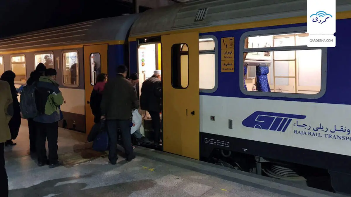 مسافران در واگنهای قطار تهران- مشهد حبس شدند/ سیستم تهویه کار نمیکند