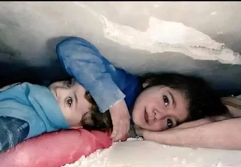 تصاویری از ۲ دختر بچه‌ فلسطینی که زنده از زیر آوار نجات پیدا کردند 