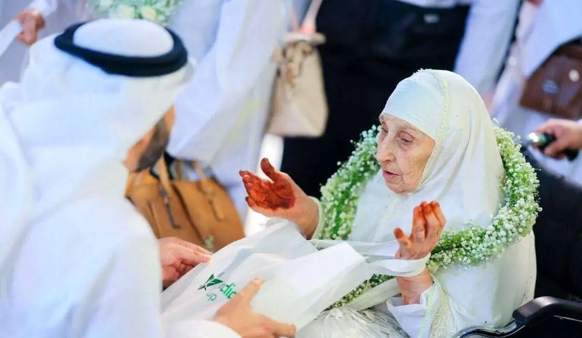 بانوی ۱۳۰ ساله الجزایری، مُسن‌ترین حاجیه امسال / عکس