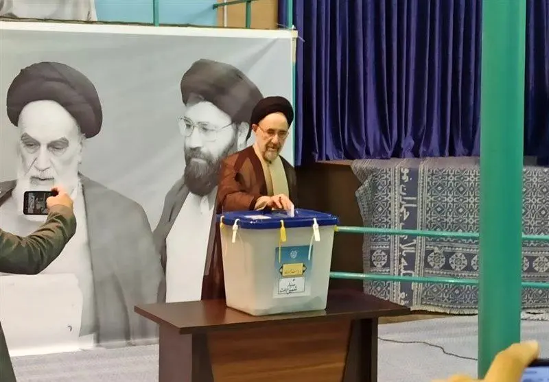 لحظه ورود محمد خاتمی به حسینیه جماران و رای دادن /فیلم