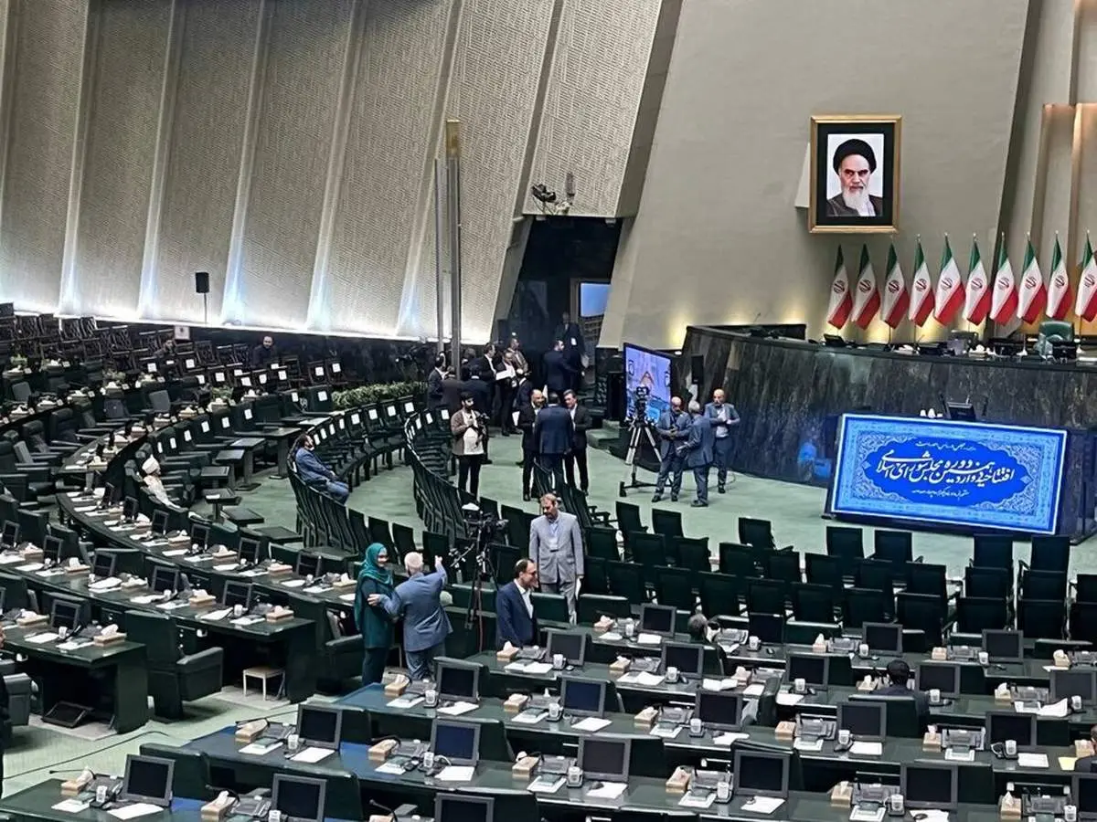 پوشش متفاوت نماینده زرتشتیان در مجلس/ عکس