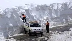 لحظه‌های شاد مرد یزدی پس از بارش برف