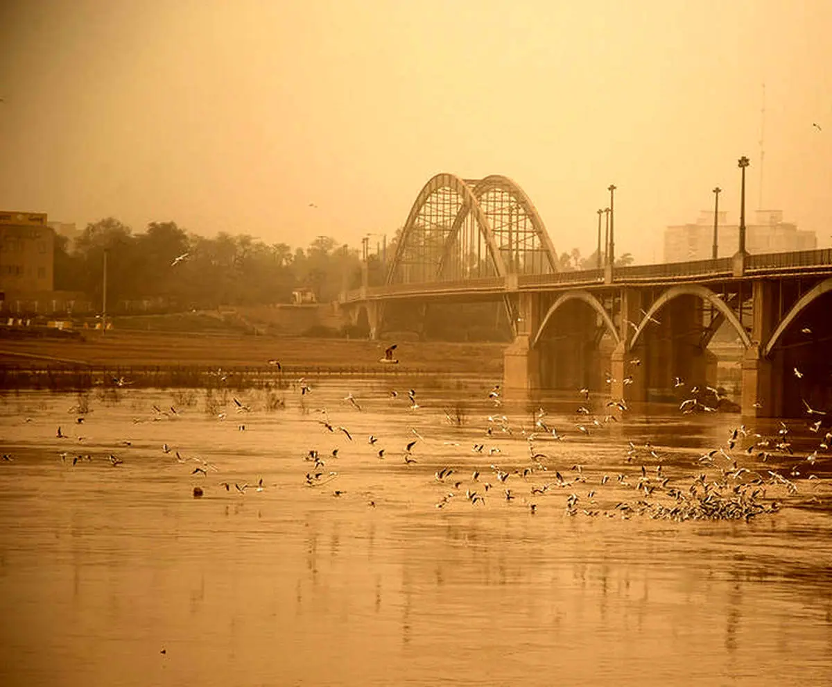پای مردم در برف، چشمشان در غبار