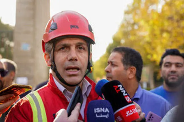 ببینید/ آتش‌سوزی رستوران دوطبقه شهرک غرب/ سرایت شعله‌ها به بانک مجاور