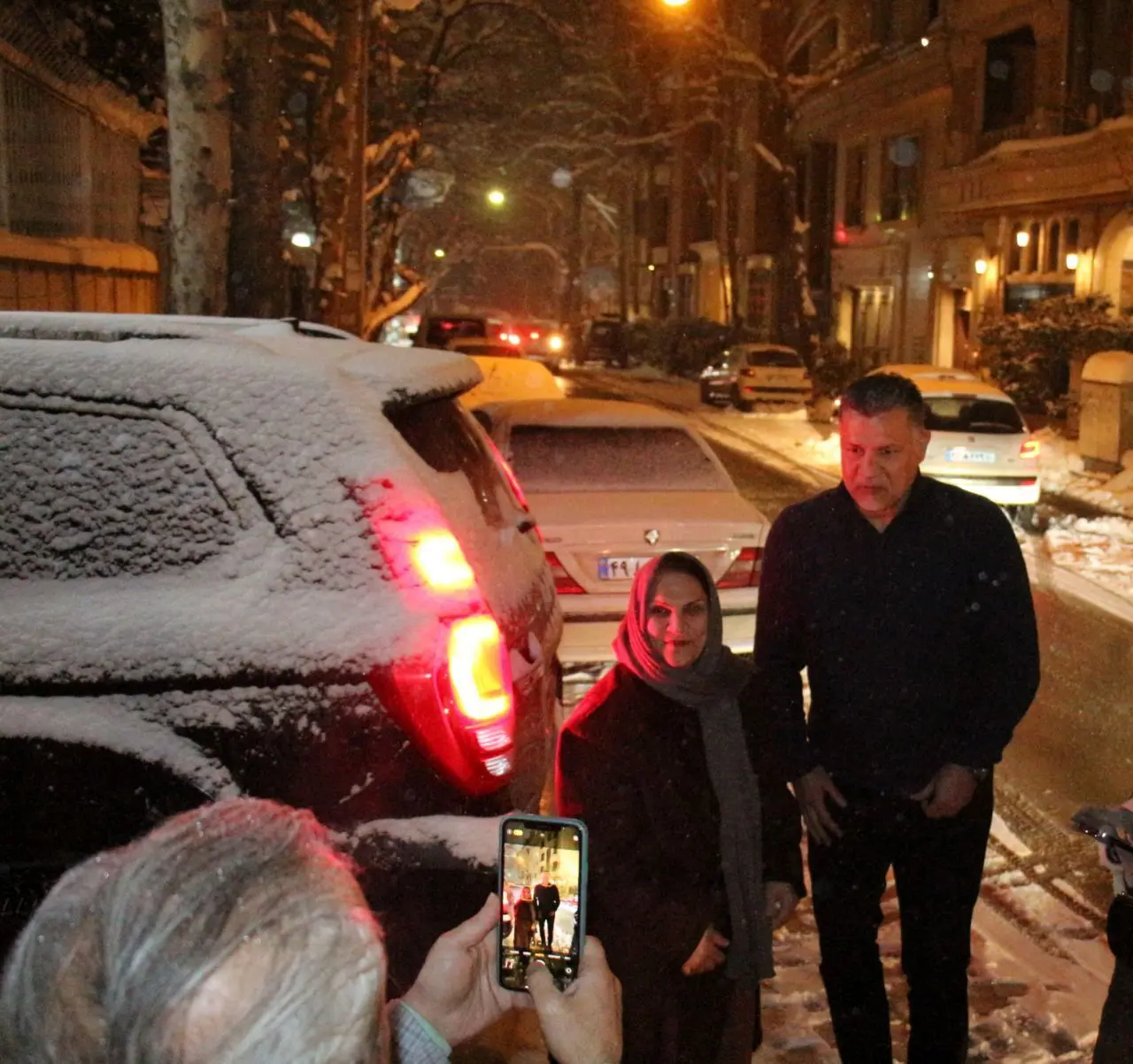 شادی و بوق مردم با دیدن علی دایی در ترافیک و برف 