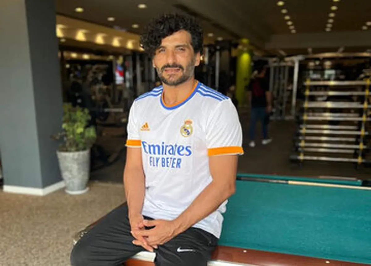 جواد کاظمیان در دوبی با لباس پرسپولیس/ عکس