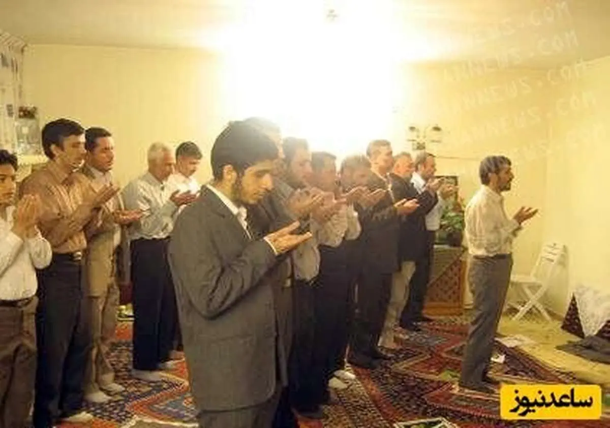 برگزاری نماز جماعت پشت سر محمود احمدی‌نژاد/ عکس
