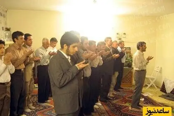 برگزاری نماز جماعت پشت سر محمود احمدی‌نژاد/ عکس