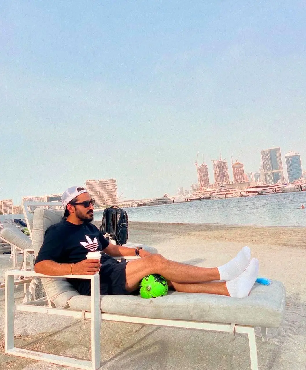 آفتاب گرفتن رضا گوچی در ساحل امارات/ عکس