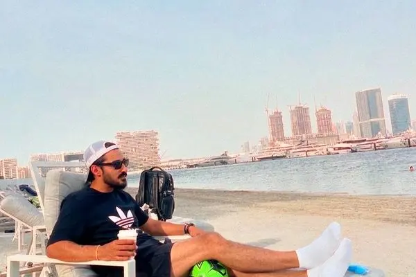 آفتاب گرفتن رضا گوچی در ساحل امارات/ عکس