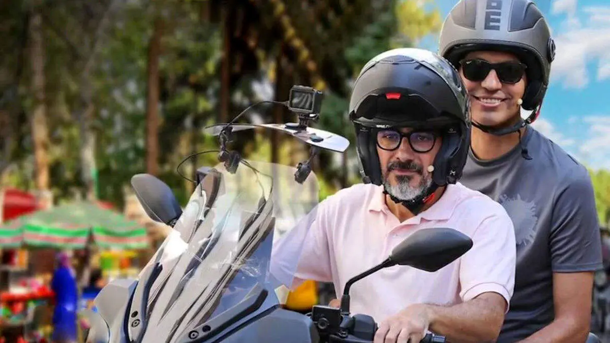 شوخی های عجیب عادل و همایون شجریان پشت موتور!/ فیلم