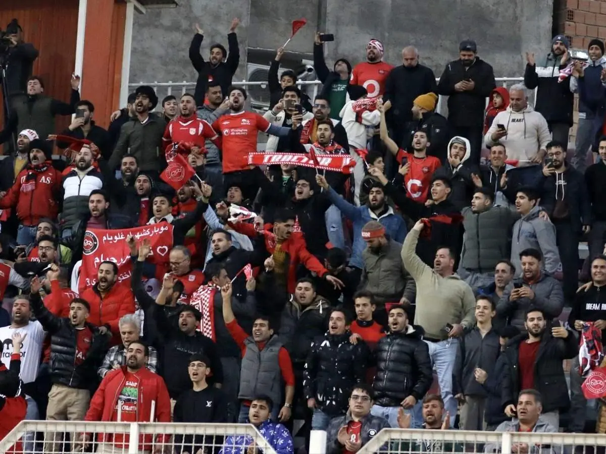 هواداران تراکتور با شعار و الفاظ تند جواب پرسپولیسی ها را دادند!