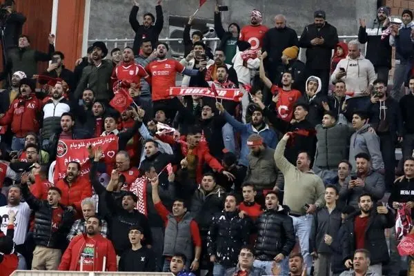 هواداران تراکتور  با شعار و الفاظ تند جواب پرسپولیسی ها را دادند!