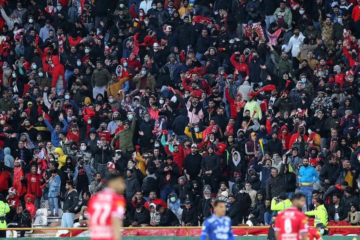 پرسپولیسیها در ورزشگاه دارند به نکونام فحش می دهند!