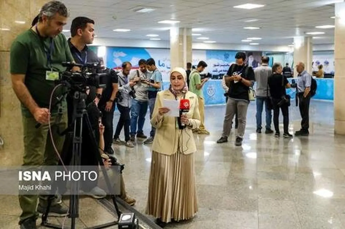 تیپ خاص خبرنگار صداوسیما با کت و دامن در وزارت کشور / عکس