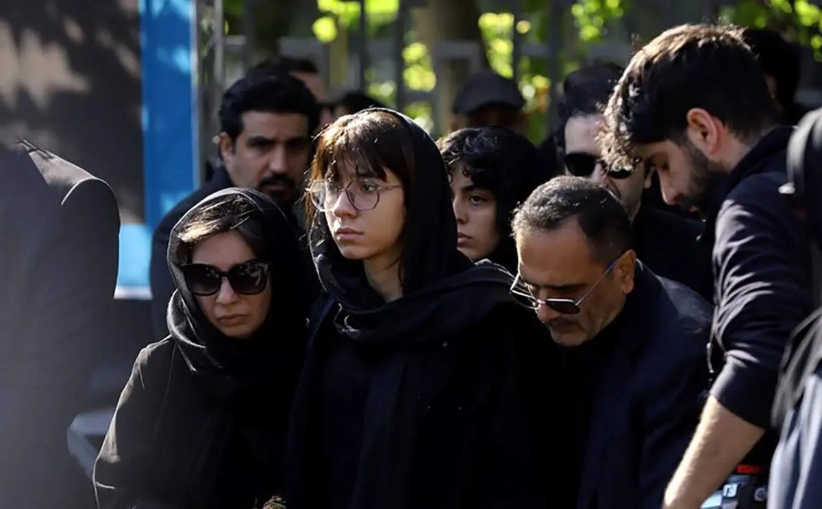 ضجه های دختر داریوش مهرجویی وقتی جنازه پدر و مادرش را آوردند/ فیلم جانسوز