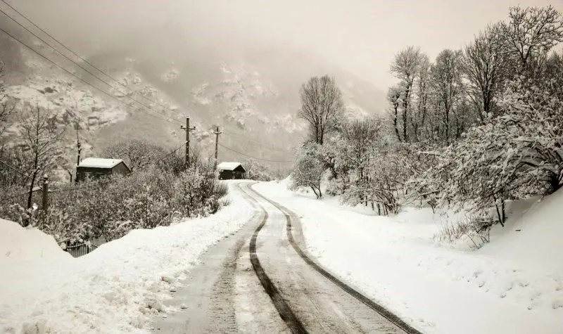 برف راه ۸۰۰ ‌روستای آذربایجان‌شرقی را بست
