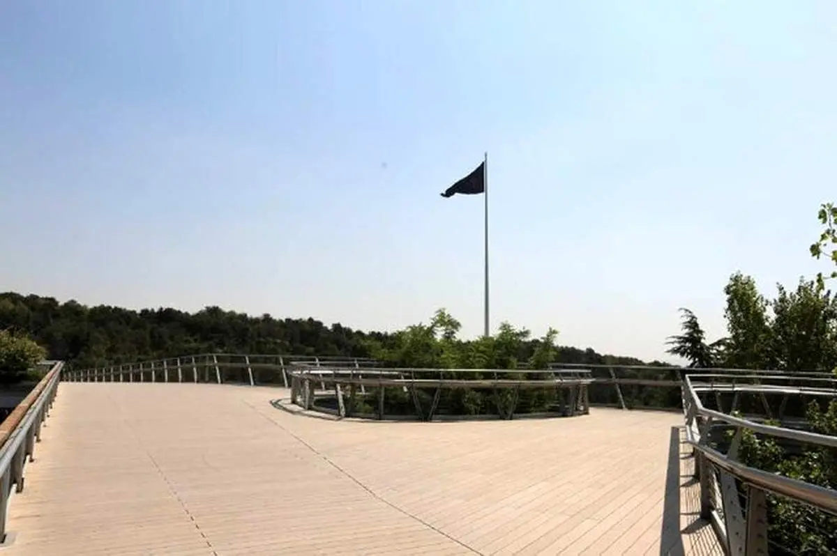 بزرگترین پرچم ایران به رنگ سیاه درآمد/ عکس