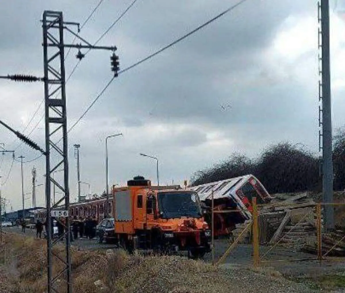 اولین تصاویر از  چپ کردن قطار مترو صادقیه تهران