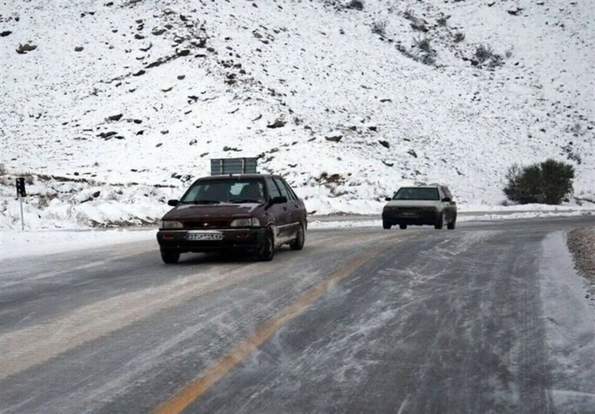 بازگشایی جاده چالوس پس از ریزش سنگ در هزارچم