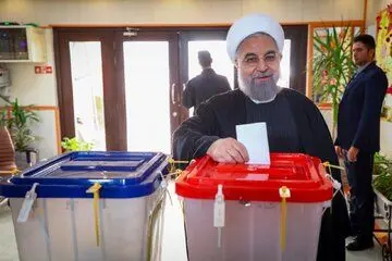 حسن روحانی رای خود را به صندوق انداخت +عکس