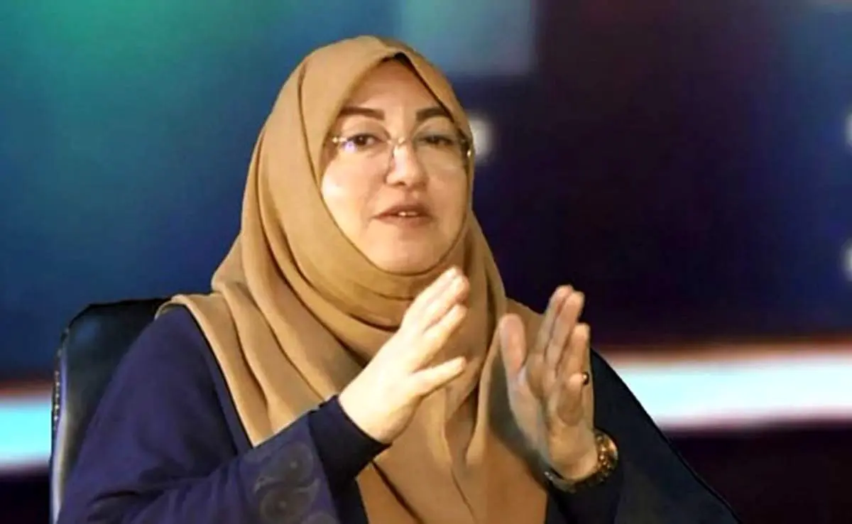 ببینید | تفاوت فاحش پوشش مجری صدا و سیما با پوشش محل کارش