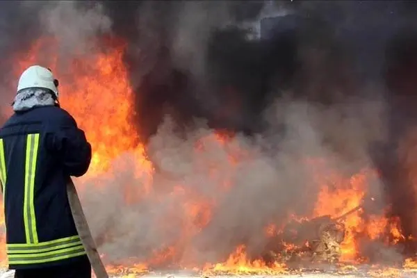آتش سوزی انبار یک داروخانه در شهران